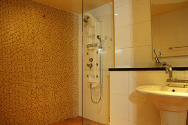 Room 4 of 20