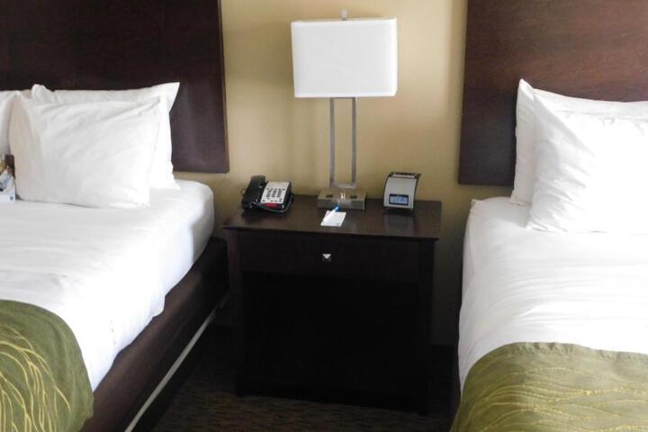 2 Queen Beds (10 of 10)