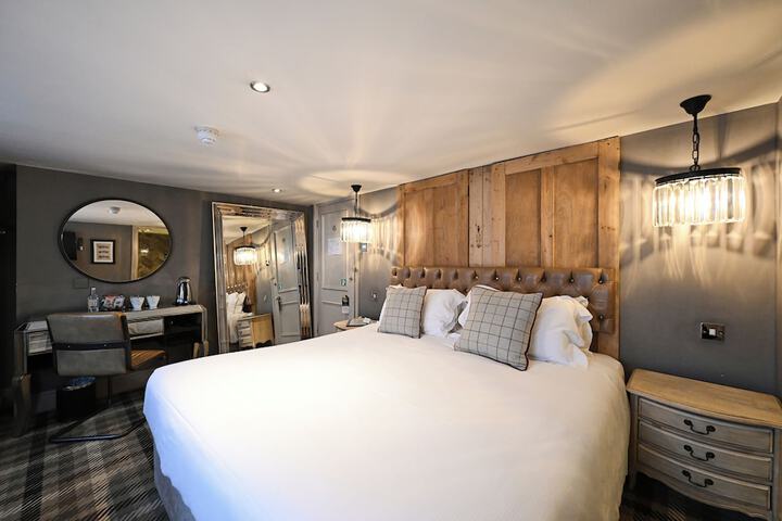 Room 6 of 25