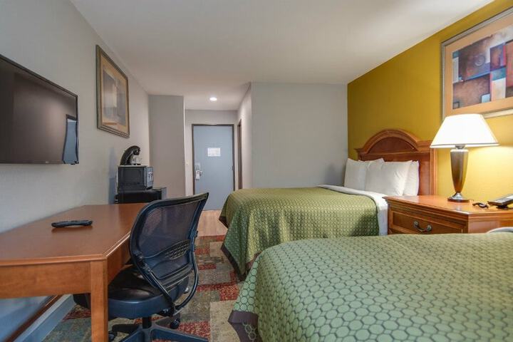 1 Queen Bed (9 of 18)
