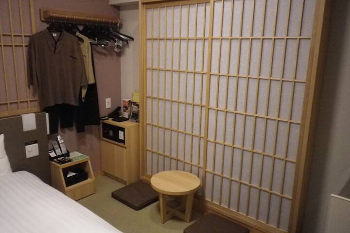 Room 18 of 93