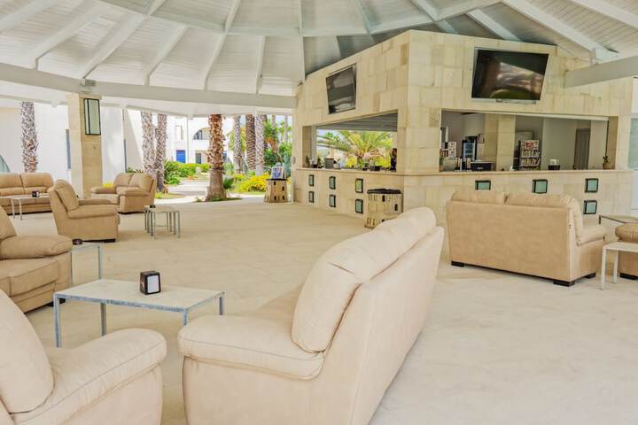 Lounge 46 of 63