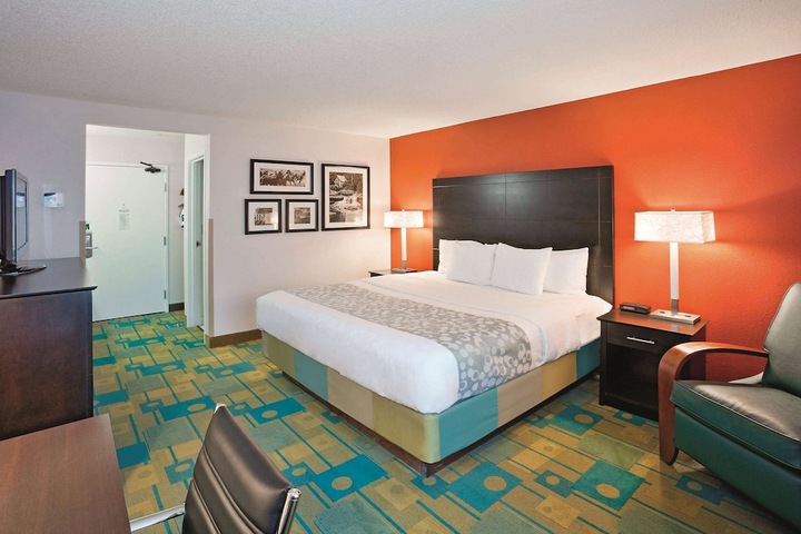 1 King Bed (14 of 17)