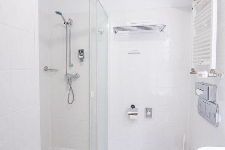 Room 72 of 168
