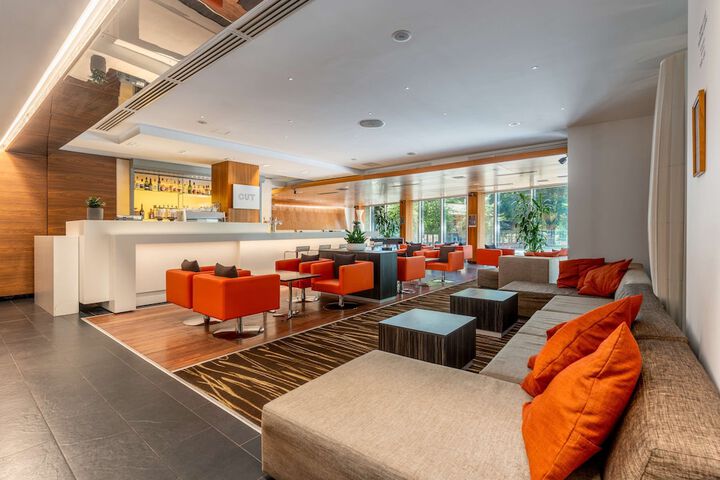 Lounge 71 of 102