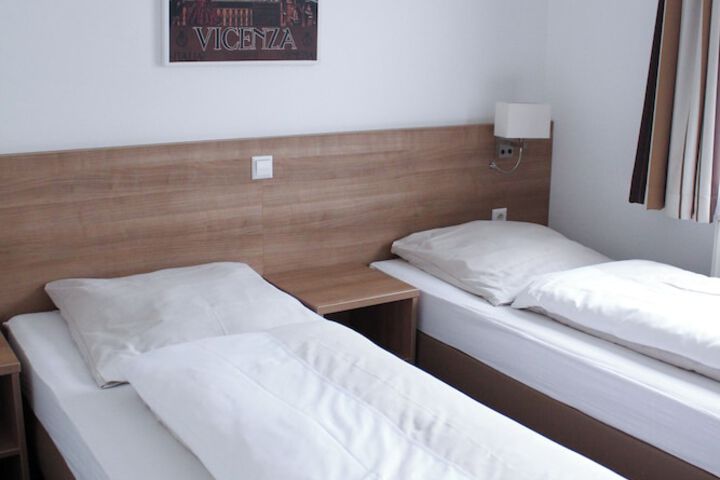 Room 4 of 10