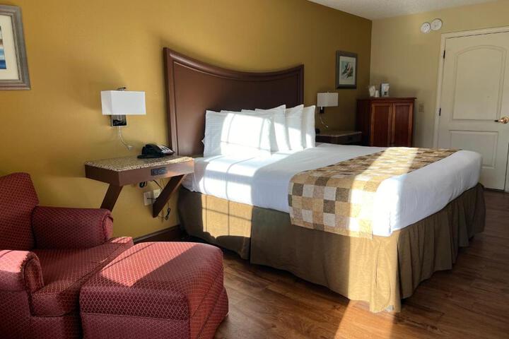 1 King Bed (3 of 6)