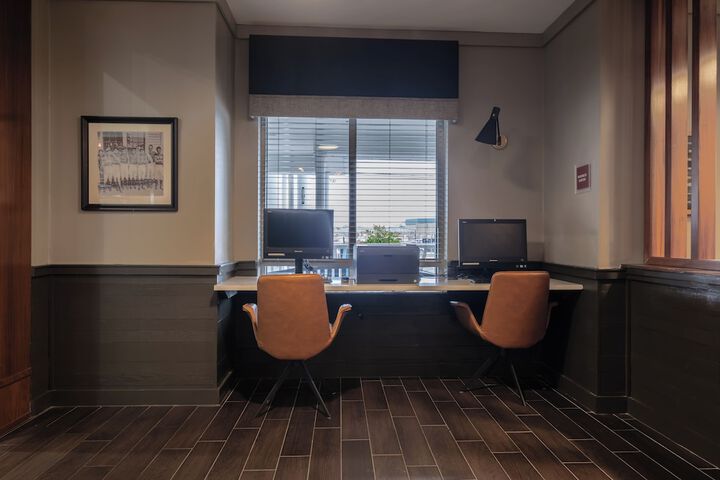 Business Center 73 of 77