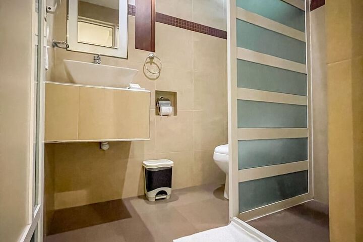 Room 6 of 16