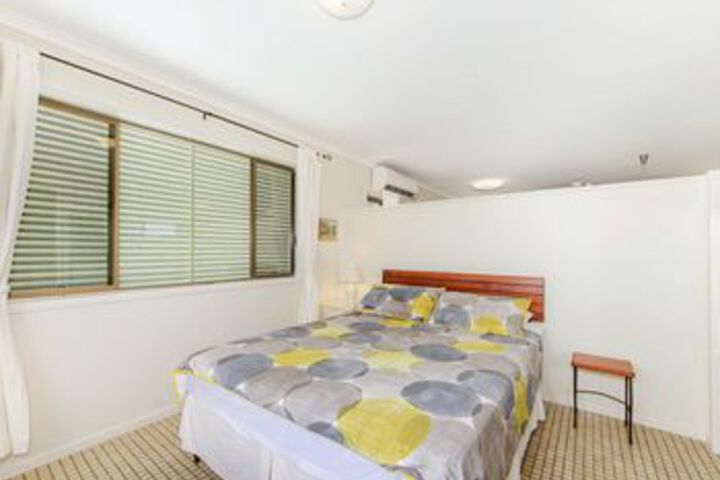 Room 7 of 12