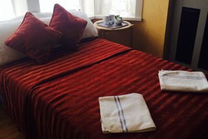 Room 8 of 12
