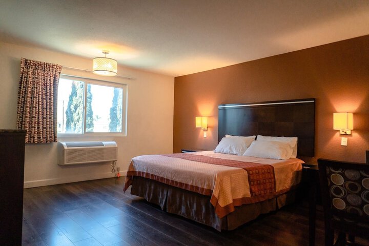 Deluxe Room 1 King Bed (7 of 16)