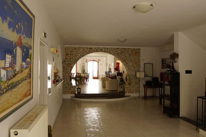 Check-in/check-out kiosk