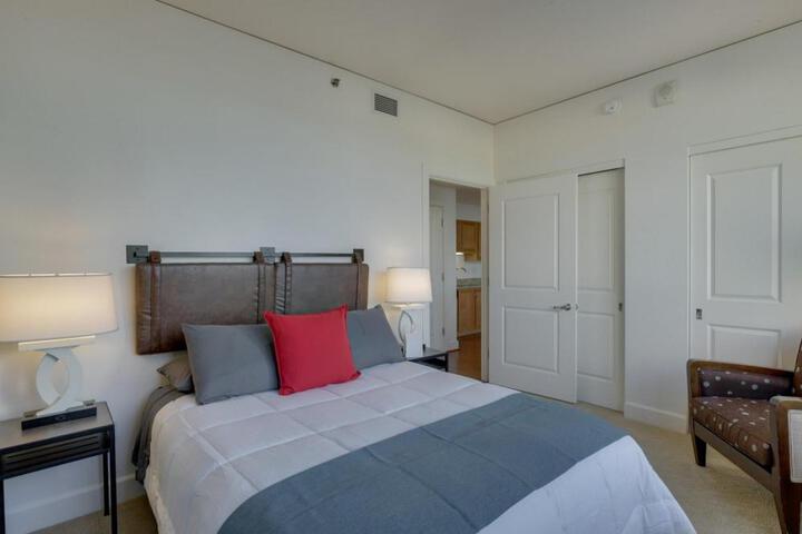 Photo of Recently Upgraded 1BR Apt – Downtown Location