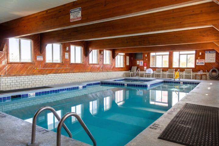 Swimming pool at Blue Heron Motel
