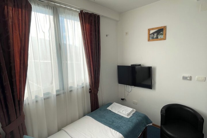 Room 9 of 30