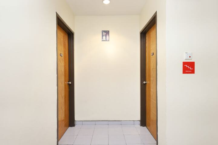 Ballroom/Hall 2 of 2