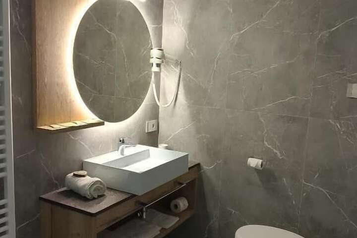 Room 16 of 27