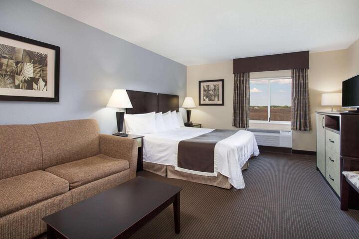 Accessible 1 King Bed Room (4 of 7)
