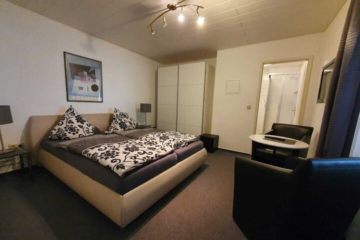 Room 13 of 33