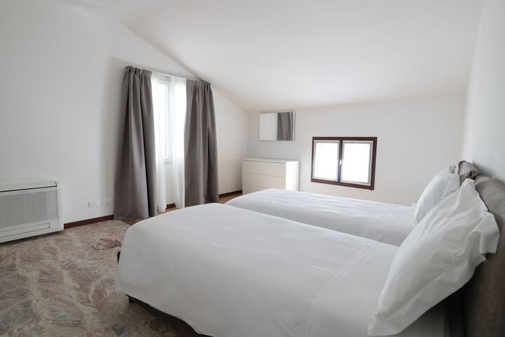 Room 7 of 95