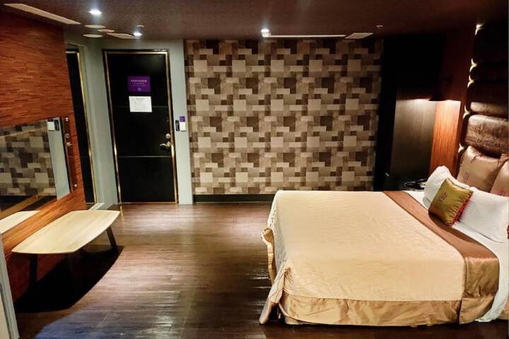 Room 23 of 68