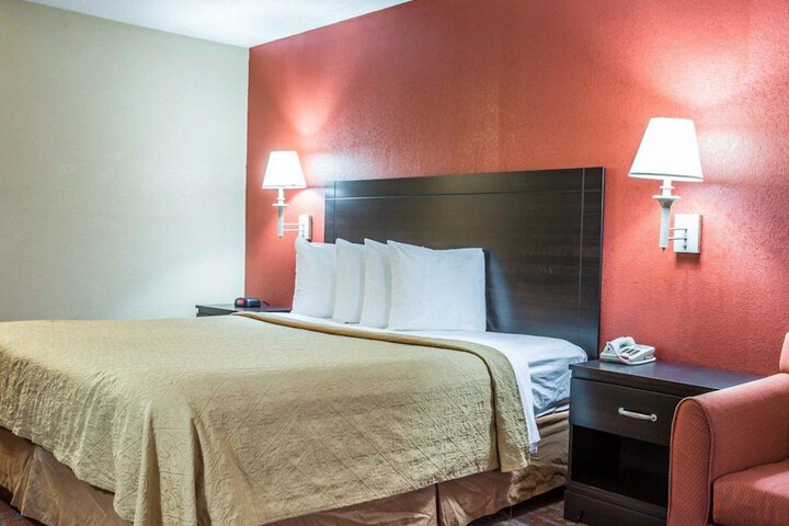 Standard King Bed Accessible (4 of 11)