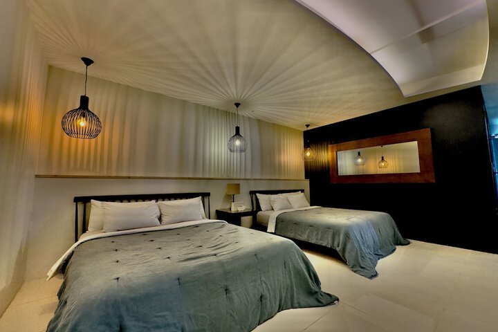 Room 44 of 193