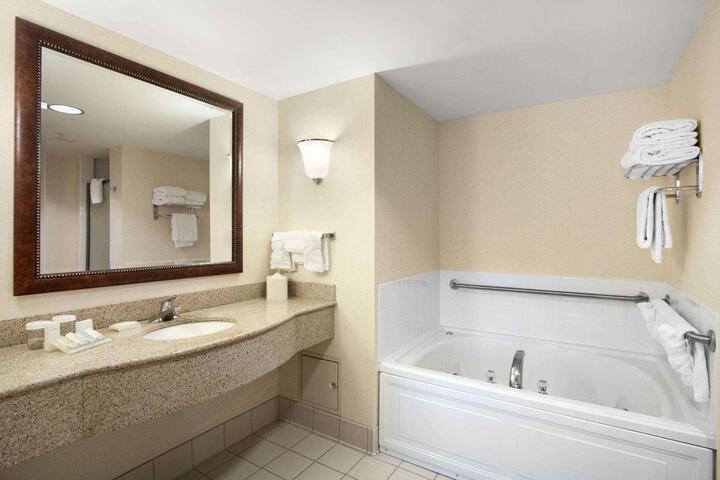 1 King Hearing Accessible Room (4 of 19)