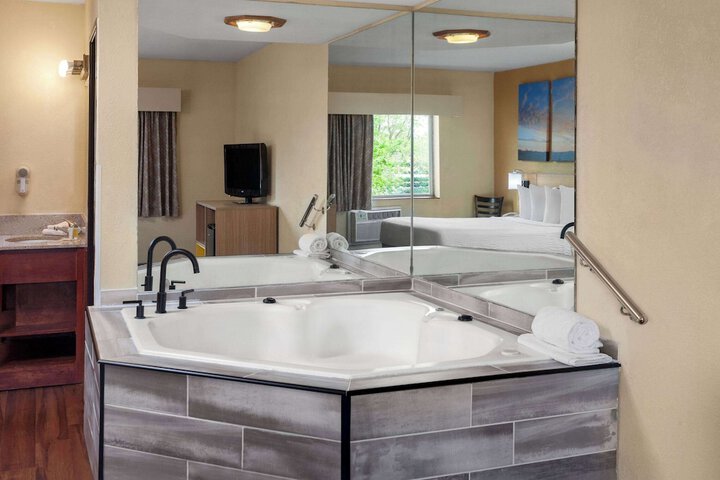 Jetted tub