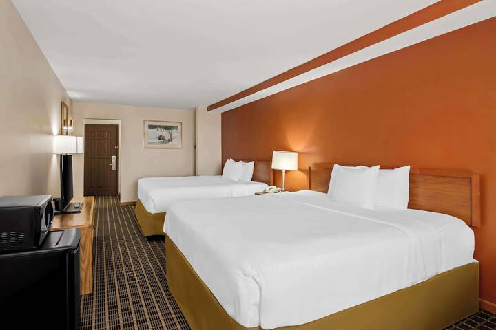 1 King Bed (3 of 14)