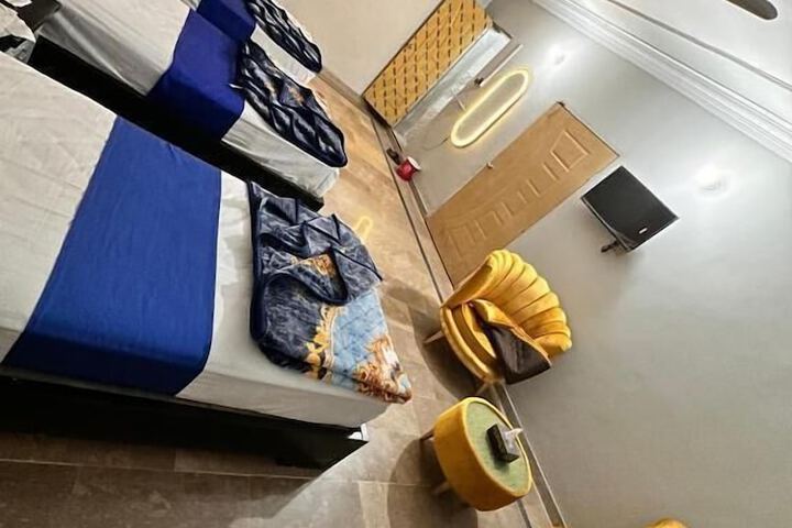 Room 9 of 11