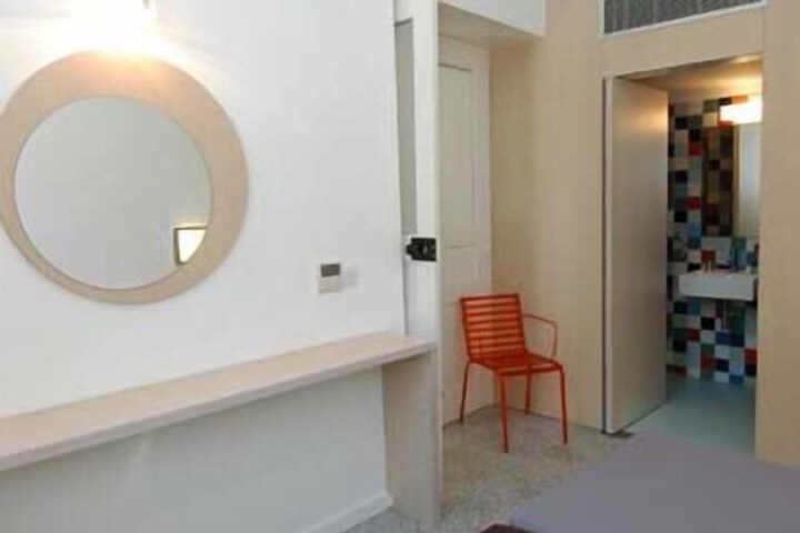 Room 5 of 15