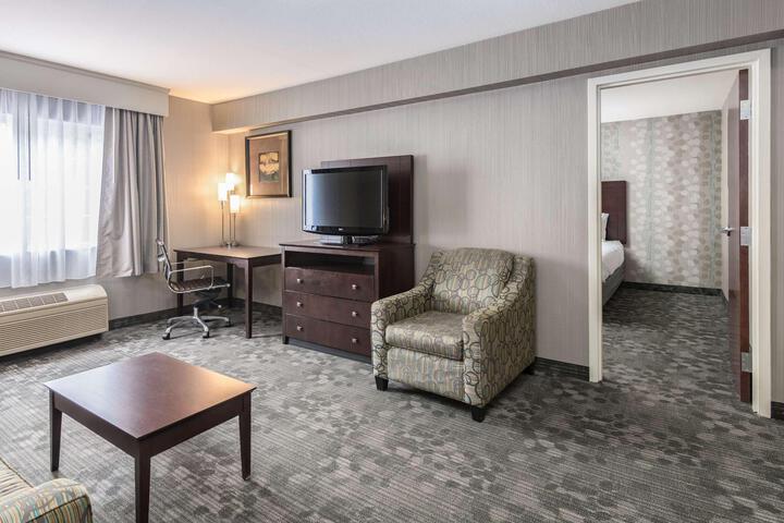Suite 1 King 1 Queen 2 Rooms Sofa Bed Microwave and Refrigerator WiFi Full Breakfast (8 of 18)
