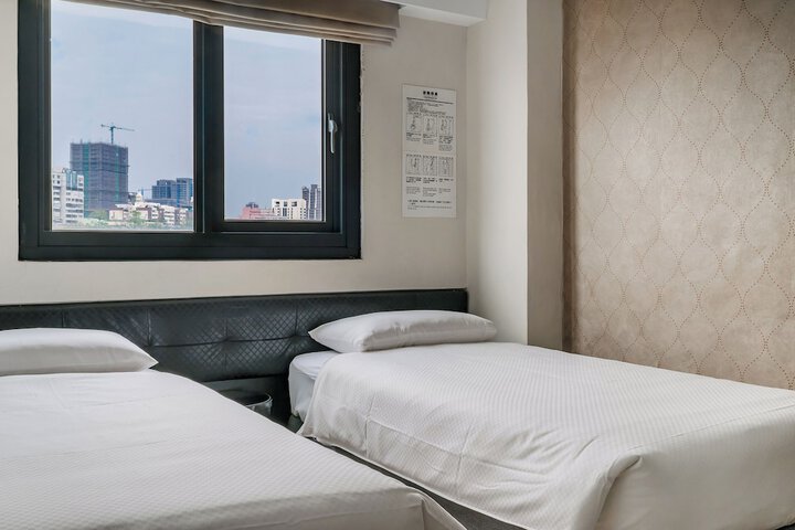 Room 4 of 93