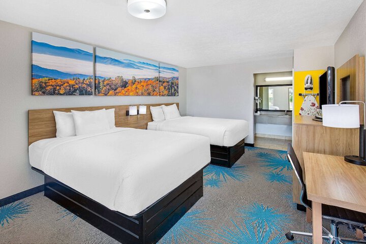 2 Queen Beds (8 of 8)