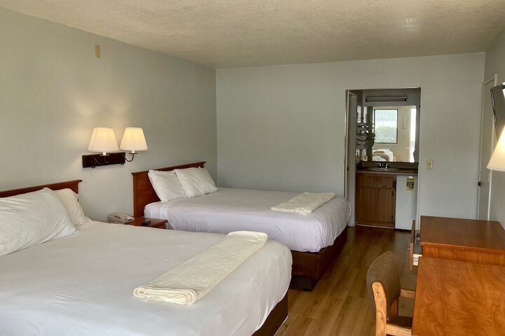 1 Queen Bed (3 of 5)