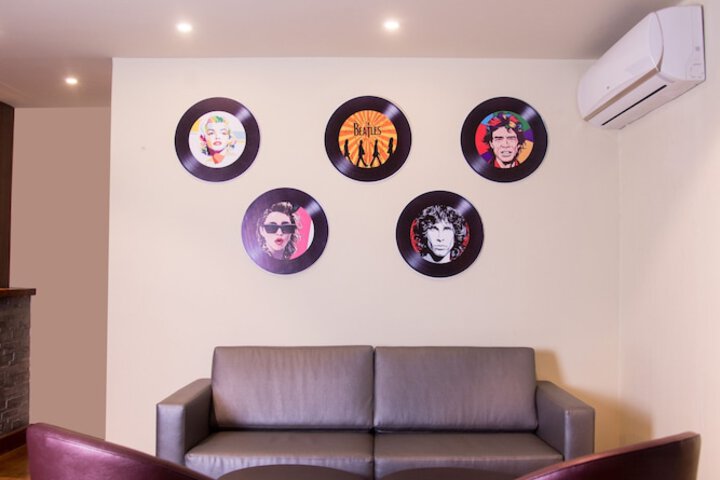 Lounge 19 of 22