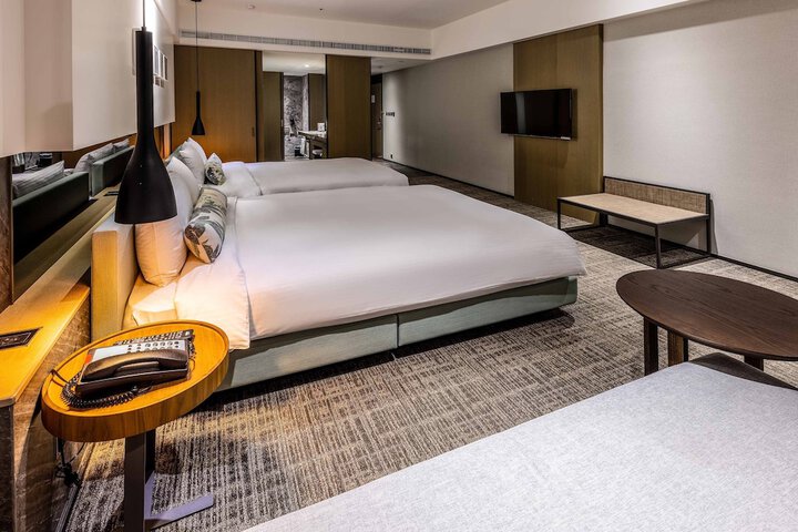 Room 4 of 104