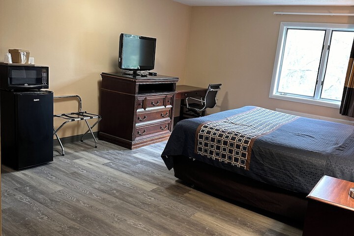 Basic Room 1 King Bed Ground Floor (4 of 6)