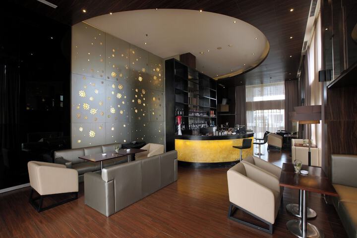Lounge 24 of 60