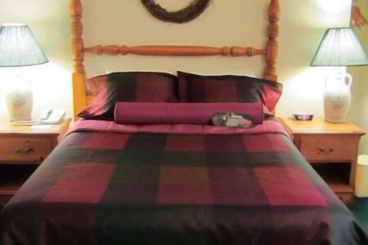 1 Queen Bed (12 of 21)