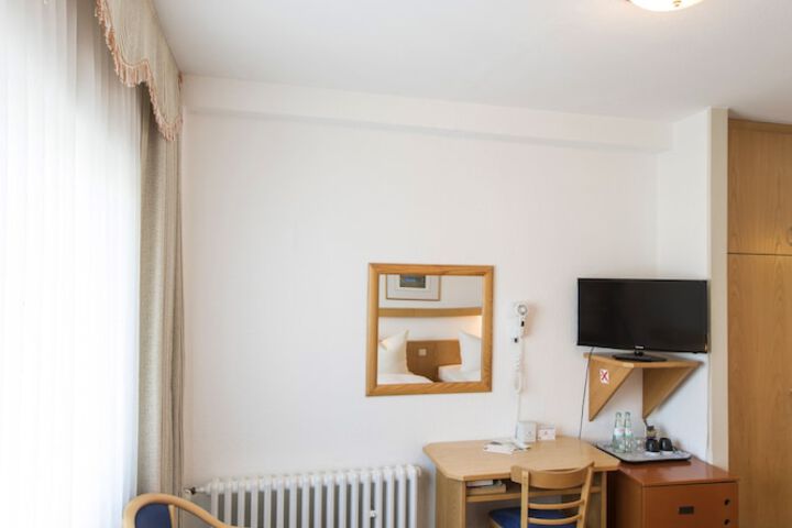 Room 14 of 36