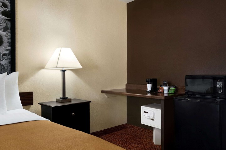 1 King Bed (4 of 9)