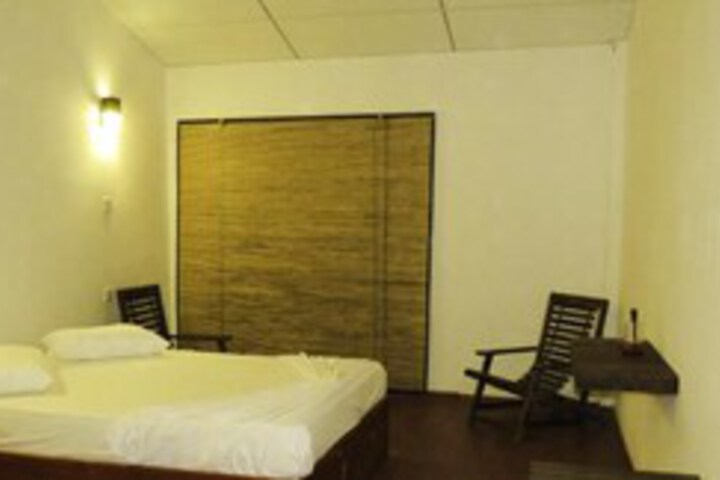 Room 10 of 12