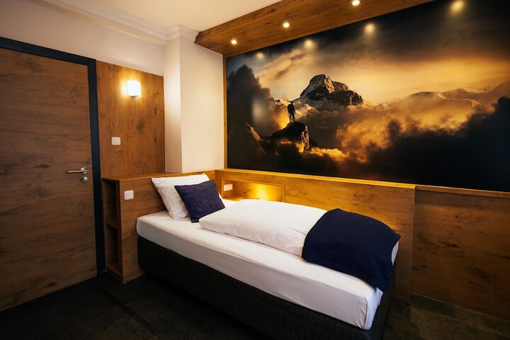Room 8 of 42
