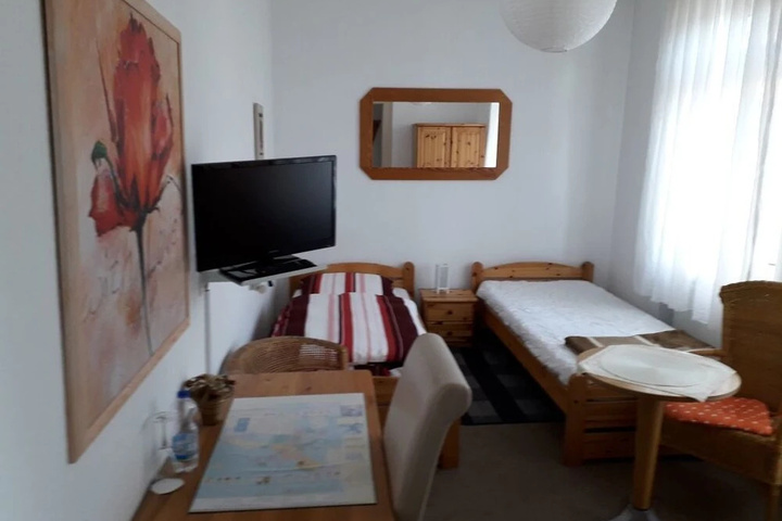 Room 5 of 16