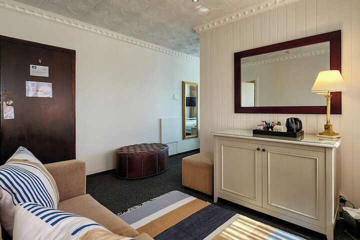 Room 33 of 62