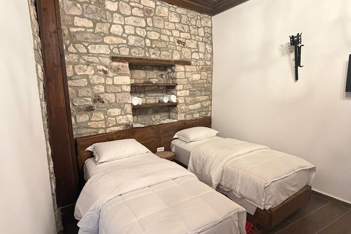 Room 27 of 43