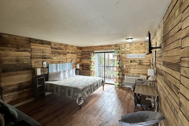 1 King Bed Balcony (5 of 8)